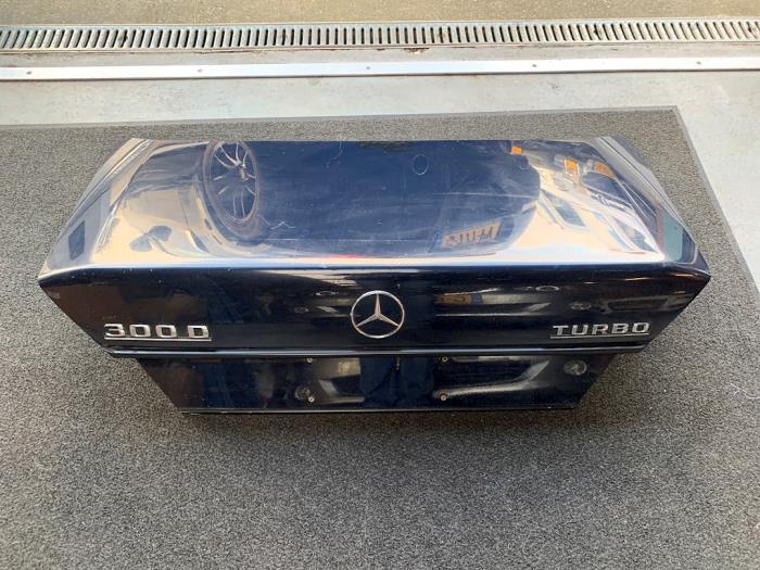Baklucka från en Mercedes-Benz E diesel (W124) 3.0 300 D Turbo 1993