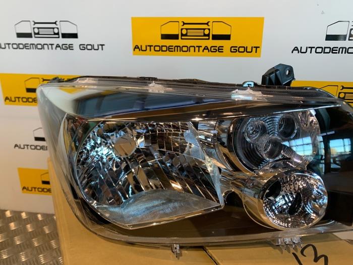 Strålkastare, höger från en Suzuki Celerio (LF) 1.0 12V 2015