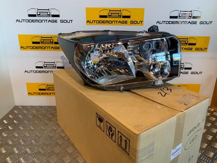 Strålkastare, höger från en Suzuki Celerio (LF) 1.0 12V 2015