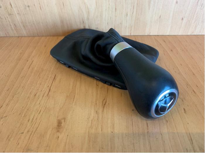 Växelspaksskydd från en Mercedes-Benz E (W212) E-200 CDI 16V BlueEfficiency,BlueTEC 2011