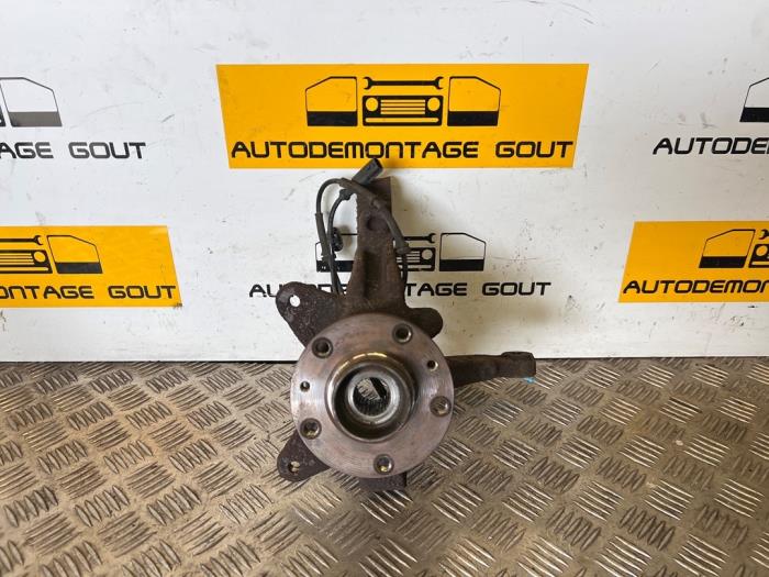 Spindel, vänster fram från en Renault Kangoo Express (FW) 1.5 dCi 90 FAP 2013