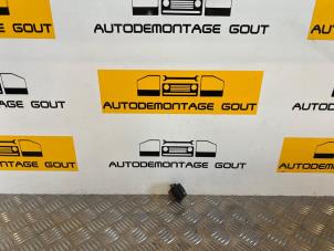 Begagnade Uppvärmningsbrytare, bakruta Renault Trafic New (FL) 2.0 dCi 16V 90 Pris € 9,99 Marginaltabell erbjuds av Autodemontage Gout