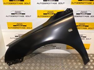 Używane Ekran lewy przód Toyota Avensis (T25/B1D) Cena € 29,99 Procedura marży oferowane przez Autodemontage Gout