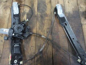 Używane Mechanizm szyby lewej przedniej wersja 4-drzwiowa Landrover Range Rover Evoque (LVJ/LVS) 2.2 SD4 16V 5-drs. Cena € 90,75 Z VAT oferowane przez Garage Callant