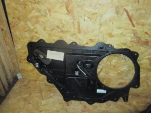 Begagnade Dörrskydd, 4-dörrars, vänster bak Landrover Range Rover Sport (LW) Pris € 18,15 Inklusive moms erbjuds av Garage Callant