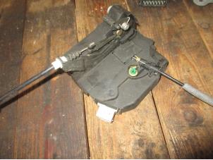 Używane Mechanizm blokady drzwi prawych tylnych wersja 4-drzwiowa Landrover Range Rover III (LM) Cena € 60,50 Z VAT oferowane przez Garage Callant