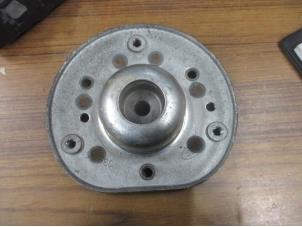 Begagnade Nedre stötdämparfäste, yttre, vänster Landrover Range Rover Evoque (LVJ/LVS) 2.0 D 150 16V 5-drs. Pris € 30,25 Inklusive moms erbjuds av Garage Callant