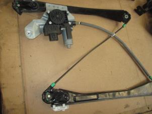 Begagnade Fönstermekanism, 4-dörrars, höger fram Jaguar XJ (X350) 2.7d V6 24V Pris € 235,95 Inklusive moms erbjuds av Garage Callant