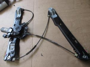 Używane Mechanizm szyby lewej przedniej wersja 4-drzwiowa Landrover Range Rover Evoque (LVJ/LVS) 2.2 TD4 16V Cena € 90,75 Z VAT oferowane przez Garage Callant