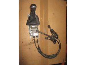 Używane Dzwignia zmiany biegów Volkswagen Caddy Combi IV 2.0 TDI 102 Cena € 60,50 Z VAT oferowane przez Garage Callant