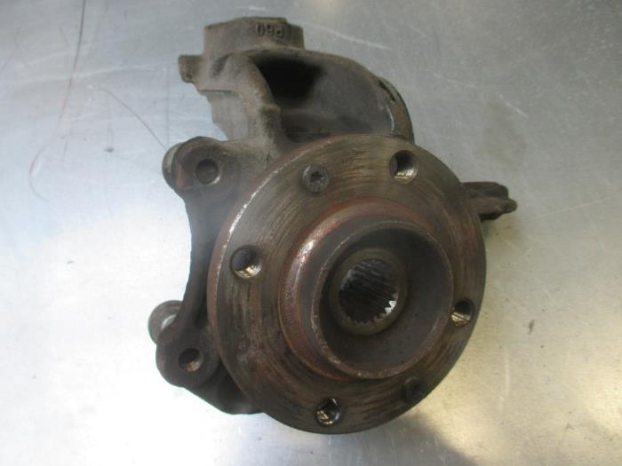 Spindel, vänster fram från en Peugeot 2008 (CU) 1.6 BlueHDi 115 16V 2017