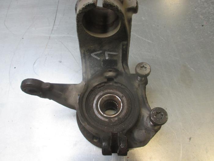 Spindel, vänster fram från en Peugeot 2008 (CU) 1.6 BlueHDi 115 16V 2017