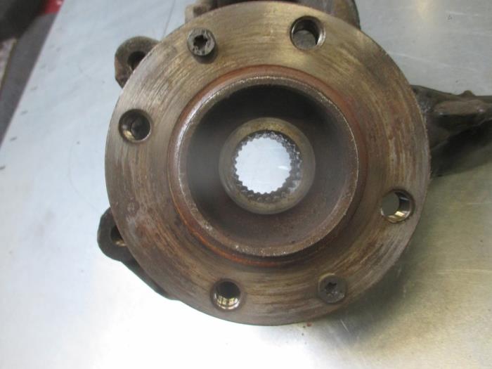 Spindel, vänster fram från en Peugeot 2008 (CU) 1.6 BlueHDi 115 16V 2017