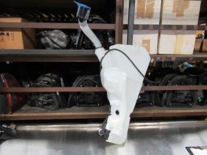 Używane Zbiornik spryskiwacza przód Jaguar F-Pace 2.0 D 180 16V AWD Cena € 60,50 Z VAT oferowane przez Garage Callant