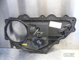 Begagnade Dörrskydd, 4-dörrars, höger bak Landrover Range Rover IV (LG) 3.0 TDV6 24V Pris € 18,15 Inklusive moms erbjuds av Garage Callant