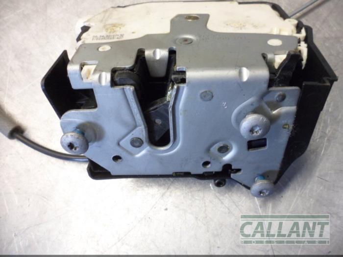 Dörrmekanism, 4-dörrars, höger bak från en Land Rover Range Rover III (LM) 4.4 V8 32V 2002