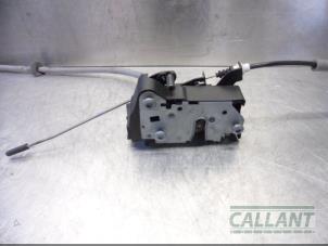 Używane Mechanizm blokady drzwi prawych tylnych wersja 4-drzwiowa Landrover Range Rover III (LM) 4.4 V8 32V Cena € 60,50 Z VAT oferowane przez Garage Callant