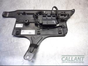 Begagnade Motor, bakluckemodul Landrover Range Rover Velar (LY) 2.0 16V P250 AWD Pris € 60,50 Inklusive moms erbjuds av Garage Callant