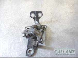 Begagnade Gångjärn, framdörr, höger Landrover Freelander II 2.2 td4 16V Pris € 30,25 Inklusive moms erbjuds av Garage Callant