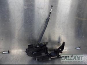 Begagnade Dörrlåsmekanism, 4-dörrars, vänster fram Jaguar XF (CC9) 3.0 D V6 24V Pris € 78,65 Inklusive moms erbjuds av Garage Callant