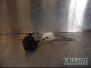 Używane Mechanizm blokady drzwi prawych tylnych wersja 4-drzwiowa Landrover Range Rover III (LM) 4.4 V8 32V Cena € 60,50 Z VAT oferowane przez Garage Callant