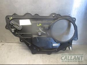 Begagnade Dörrskydd, 4-dörrars, vänster bak Landrover Range Rover IV (LG) 4.4 SDV8 32V Pris € 18,15 Inklusive moms erbjuds av Garage Callant