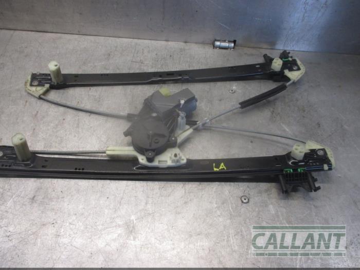 Fönstermekanism för bakre dörr, 4-dörrars, vänster från en Land Rover Range Rover IV (LG) 4.4 SDV8 32V 2014