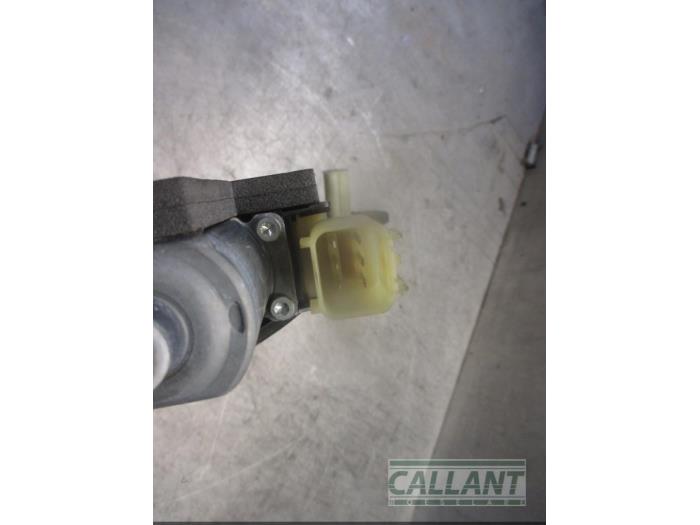 Fönstermekanism för bakre dörr, 4-dörrars, vänster från en Land Rover Range Rover IV (LG) 4.4 SDV8 32V 2014