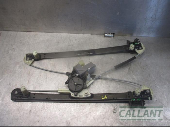 Fönstermekanism för bakre dörr, 4-dörrars, vänster från en Land Rover Range Rover IV (LG) 4.4 SDV8 32V 2014