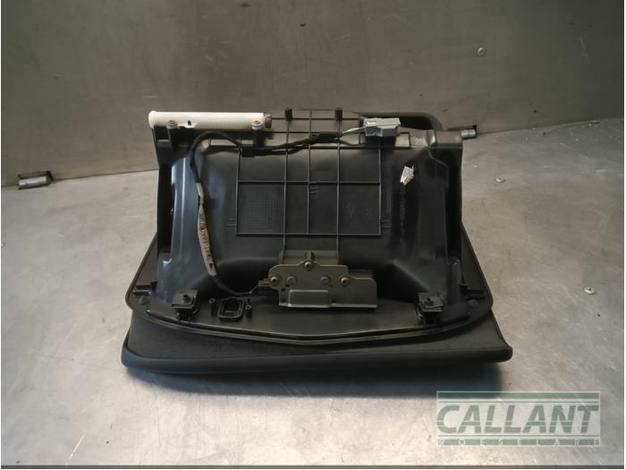 Handskfack från en Jaguar S-type (X200) 2.5 V6 24V 2003