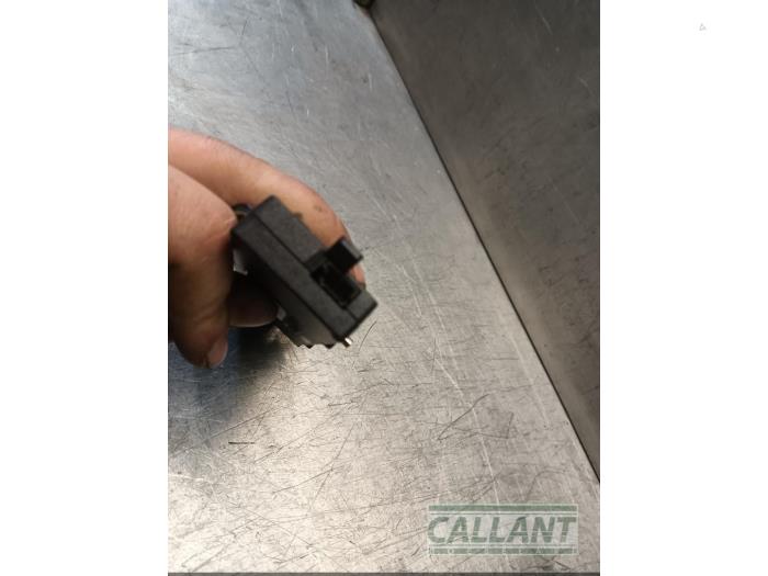 Antennförstärkare från en Jaguar S-type (X200) 2.5 V6 24V 2003