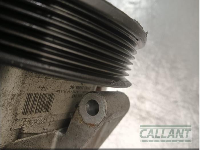 Servostyrningspump från en Jaguar S-type (X200) 2.5 V6 24V 2003