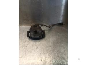 Gebruikte Remklauw (Tang) links-voor Opel Corsa E 1.4 16V Prijs € 48,40 Inclusief btw aangeboden door Garage Callant