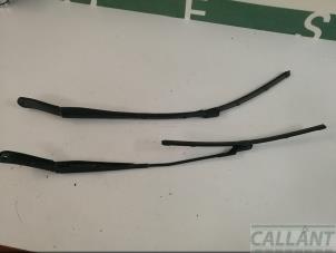 Begagnade Svängarmsats vindrutetorkare Jaguar F-Pace 2.0 D 180 16V AWD Pris € 36,30 Inklusive moms erbjuds av Garage Callant