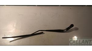 Begagnade Svängarmsats vindrutetorkare Landrover Discovery Sport (LC) 1.5 P300e 12V AWD Pris € 36,30 Inklusive moms erbjuds av Garage Callant