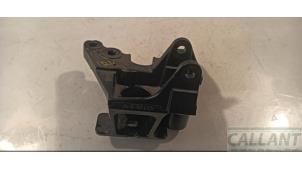 Używane Wspornik silnika Landrover Discovery Sport (LC) 1.5 P300e 12V AWD Cena € 66,55 Z VAT oferowane przez Garage Callant