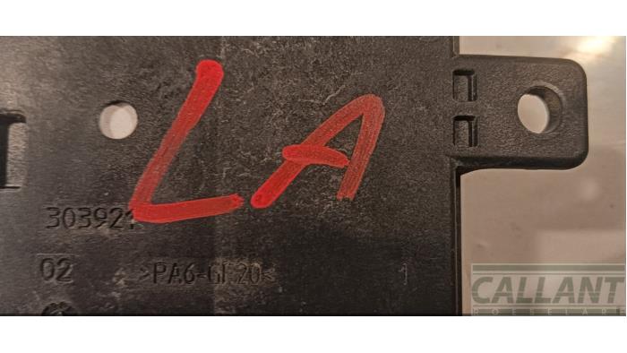 Dode hoek sensor van een Land Rover Discovery Sport (LC) 2.0 TD4 180 16V 2016