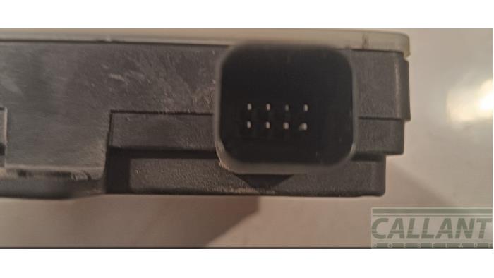 Dode hoek sensor van een Land Rover Discovery Sport (LC) 2.0 TD4 180 16V 2016