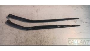 Begagnade Svängarmsats vindrutetorkare Landrover Range Rover III (LM) 2.9 TD6 24V Pris € 72,60 Inklusive moms erbjuds av Garage Callant