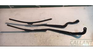 Begagnade Svängarmsats vindrutetorkare Landrover Range Rover IV (LG) 4.4 SDV8 32V Pris € 72,60 Inklusive moms erbjuds av Garage Callant