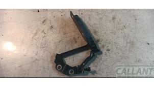 Begagnade Gångjärn, motorhuv Landrover Discovery Sport (LC) 2.0 eD4 150 16V Pris € 30,25 Inklusive moms erbjuds av Garage Callant