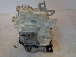 Begagnade Dörrlåsmekanism, 2-dörrars, höger Audi Q5 (8RB) 2.0 TDI 16V Pris på förfrågan erbjuds av Autohandel-Smet Gebroeders NV