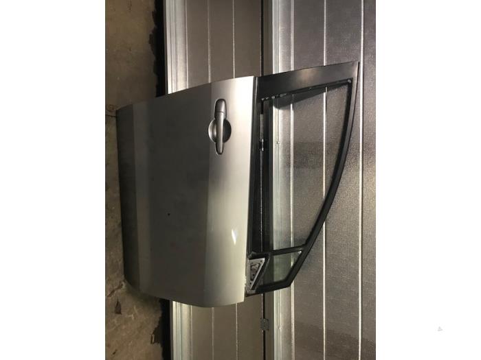 Framdörr, 4-dörrars, höger från en Mazda 5 (CR19) 2.0 CiDT 16V Normal Power 2010