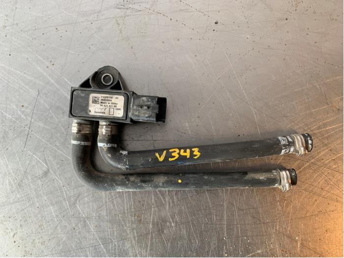 Bränsletryckssensor från en Peugeot 508 (8D) 1.6 e-THP 165 16V 2014