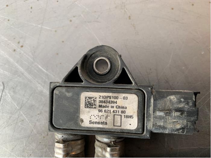 Bränsletryckssensor från en Peugeot 508 (8D) 1.6 e-THP 165 16V 2014