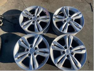 Gebruikte Velgen set Hyundai iX35 (LM) 1.7 CRDi 16V Prijs op aanvraag aangeboden door Autohandel-Smet Gebroeders NV