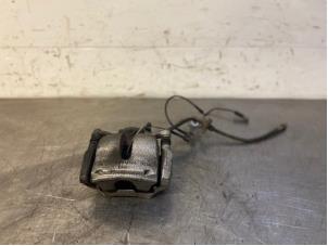 Begagnade Främre bromsok, vänster BMW X2 (F39) sDrive 18i 1.5 12V TwinPower Turbo Pris på förfrågan erbjuds av Autohandel-Smet Gebroeders NV