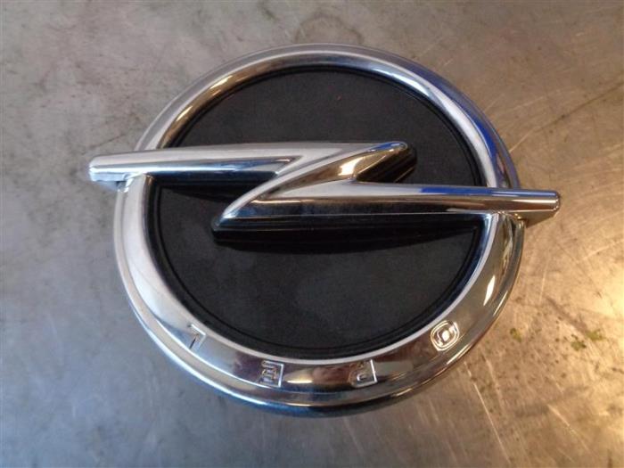 Emblem från en Opel Corsa F (UB/UH/UP) 1.2 12V 75 2021