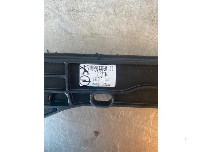 Fönstermekanism, 4-dörrars, vänster fram från en Opel Corsa F (UB/UH/UP) 1.2 12V 75 2021