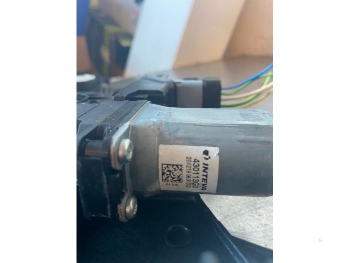 Fönstermekanism, 4-dörrars, vänster fram från en Opel Corsa F (UB/UH/UP) 1.2 12V 75 2021